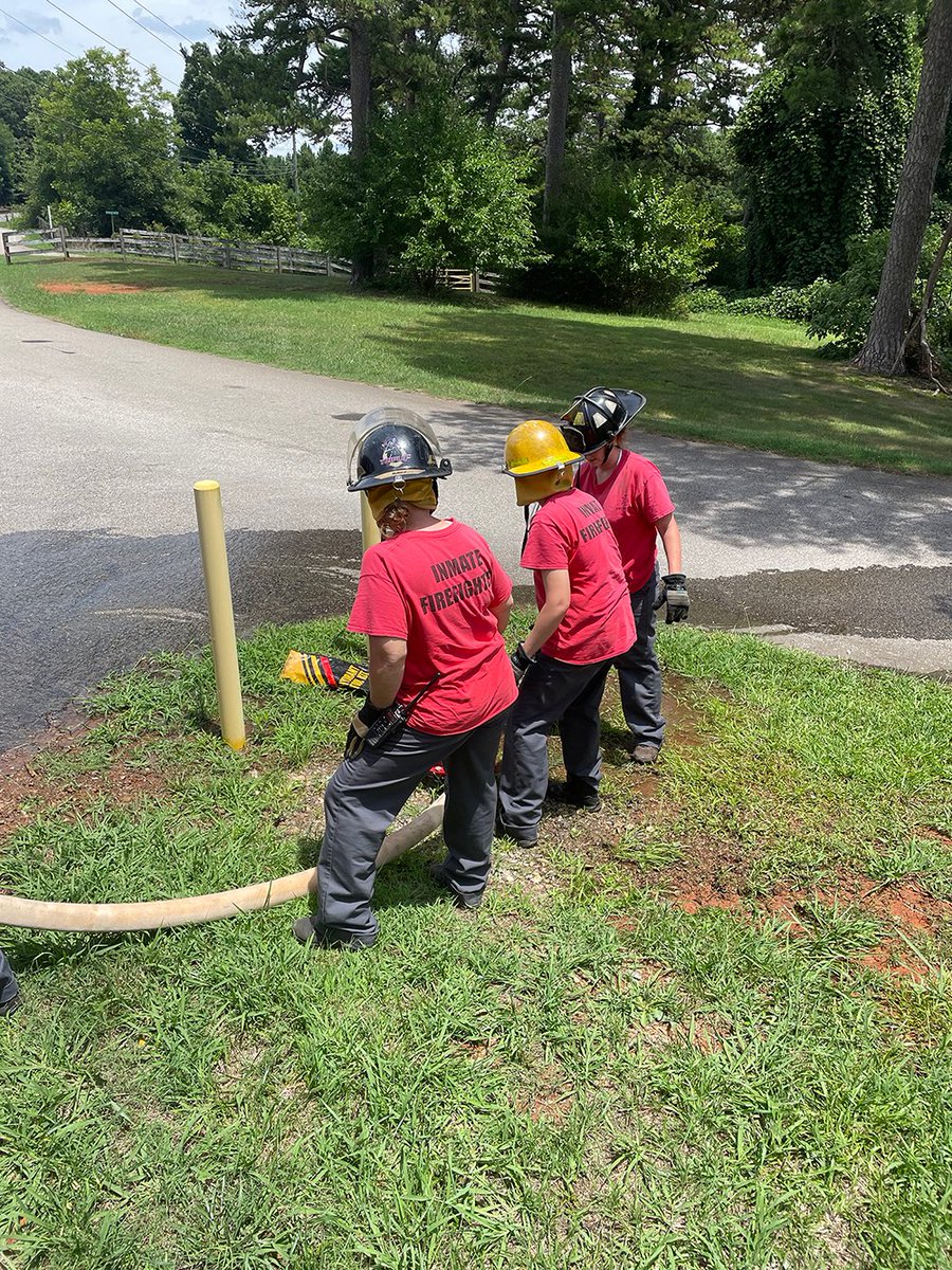 GA_Corrections's tweet image. #Congratulations to 5 female inmate firefighters at Lee Arrendale SP for completing the basic firefighting course and passing their registered volunteer certification exam. #Goals #CommunityAssistance #FireStation1