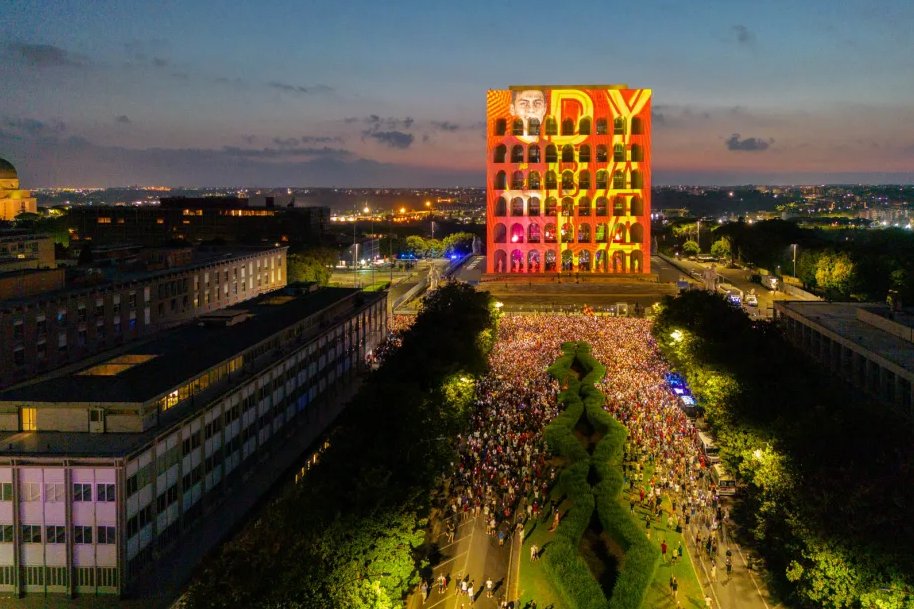 friedkingroup's tweet photo. No one welcomes their heroes quite like Rome.

The Giallorossi faithful created an incredible scene outside @Fendi headquarters last night to welcome @PauDybala_JR to @OfficialASRoma. 

See more at: https://t.co/KlpgR8ToSa https://t.co/CmdhY1L6EI