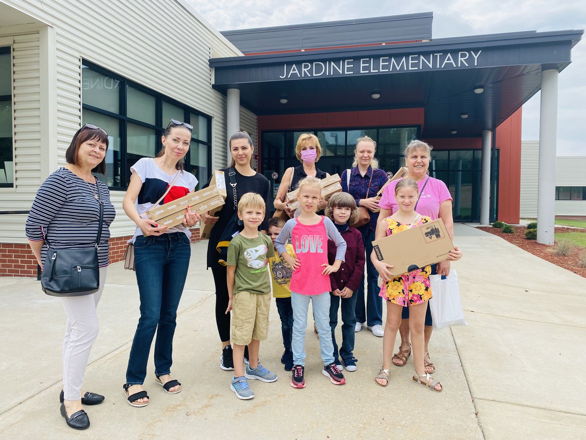 Our families from #ukraine were able to take a tour of their new school at <a href="/JardineSTEAM/">Jardine Elementary</a>. They were able to meet staff members and get to ask questions. We are excited to welcome our new families! #WeAreTPS 🇺🇦