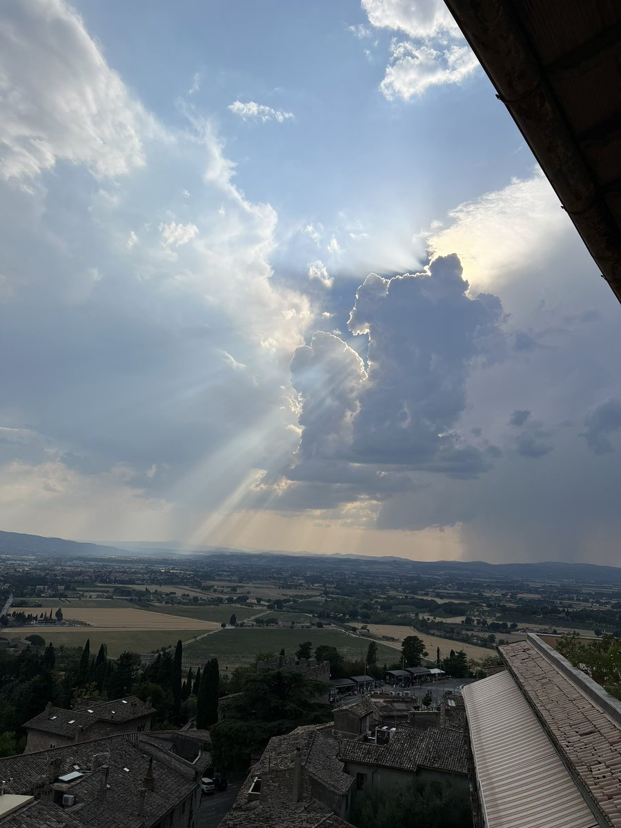 ArtWorkshopIntl's tweet photo. Dramatic change in the weather. #weather #assisi #umbria #italy #italytravel #artworkshopintl @htlgiottoassisi https://t.co/CIevHihkU5