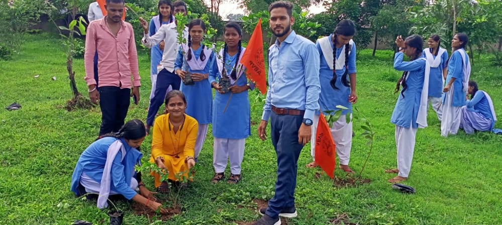 choubey_smriti's tweet photo. अखिल भारतीय विद्यार्थी परिषद सिमगा इकाई द्वारा बनसाकरा स्कूल मे वृक्षारोपण किया गया l🌱🌿 #abvpchhatisgrh
@abvpcg @ABVP_BBBP_Cg
@ABVPVoice @abvp #abvpsfd https://t.co/8I9X6rMueh