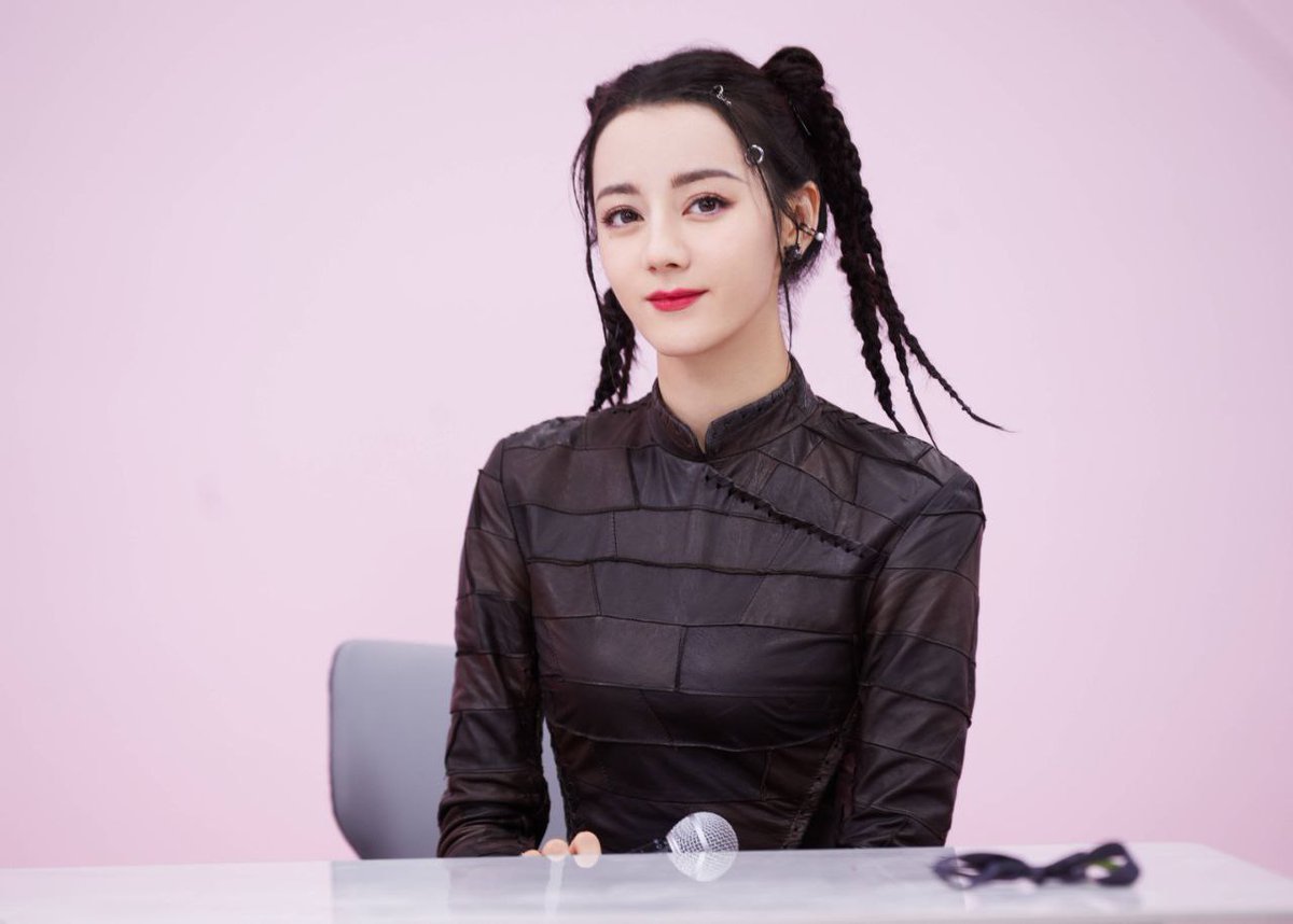 dansaishungry's tweet photo. Studio shares more photos from the livestream #Dilireba #Roseonly 🌸 https://t.co/yFknt80fzD