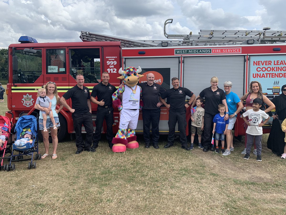 White Watch from @WMFSBillesley meeting Perry and the community of Billesley as the Queen’s baton to Swanshurst Park today #B2022 #QBR2022