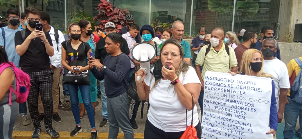 grisisanch's tweet photo. Los educadores de Caracas acompañados por Fordisi salimos a protestar al Ministerio de Educación para exigir el justo #PagoVacacionalCompleto con el salario actual y no con el salario de hambre del 2021, impuesto por la ONAPRE.

Respeten a los maestros y empleados públicos. https://t.co/pNMpcThABz