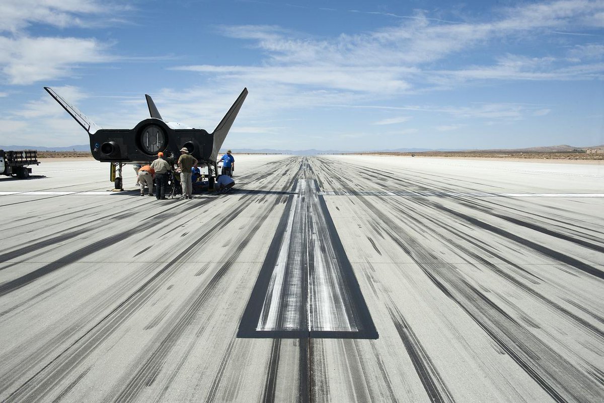 SierraSpaceCo's tweet image. #SierraSpaceHistory | Team members checked Dream Chaser’s flight vehicle systems following a 60 mph tow test on taxi and runways at NASA&apos;s Dryden Flight Research Center at Edwards Air Force Base in California in Aug. 2013. 

Credit: @NASA 

#FlightTests #SierraSpace