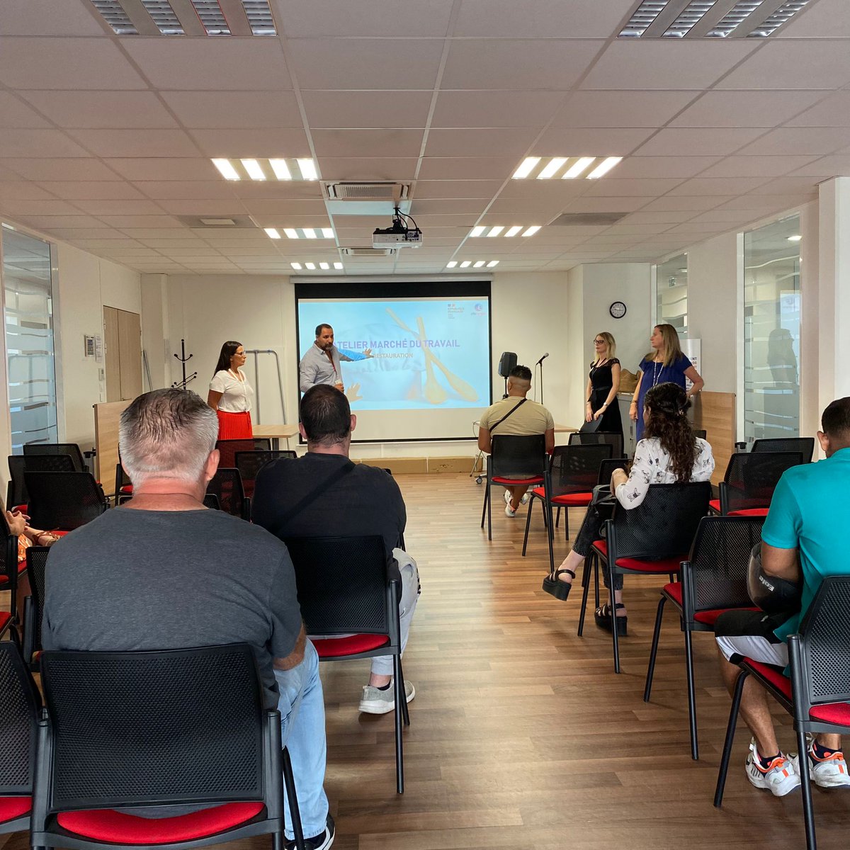 DelphineMichL66's tweet photo. 👩‍🍳[#TousMobilisés] au #PoleEmploi Perpignan St Assiscle, en synergie #AvecPoleEmploi St Vicens 🍽️ 
🎯Atelier Marché du Travail Restauration: mise en contact direct des demandeurs d’emploi avec les employeurs, présentation des #formations, redynamisation
 ➡️https://t.co/AXzynp8fz6 https://t.co/YjKpiZi8fe