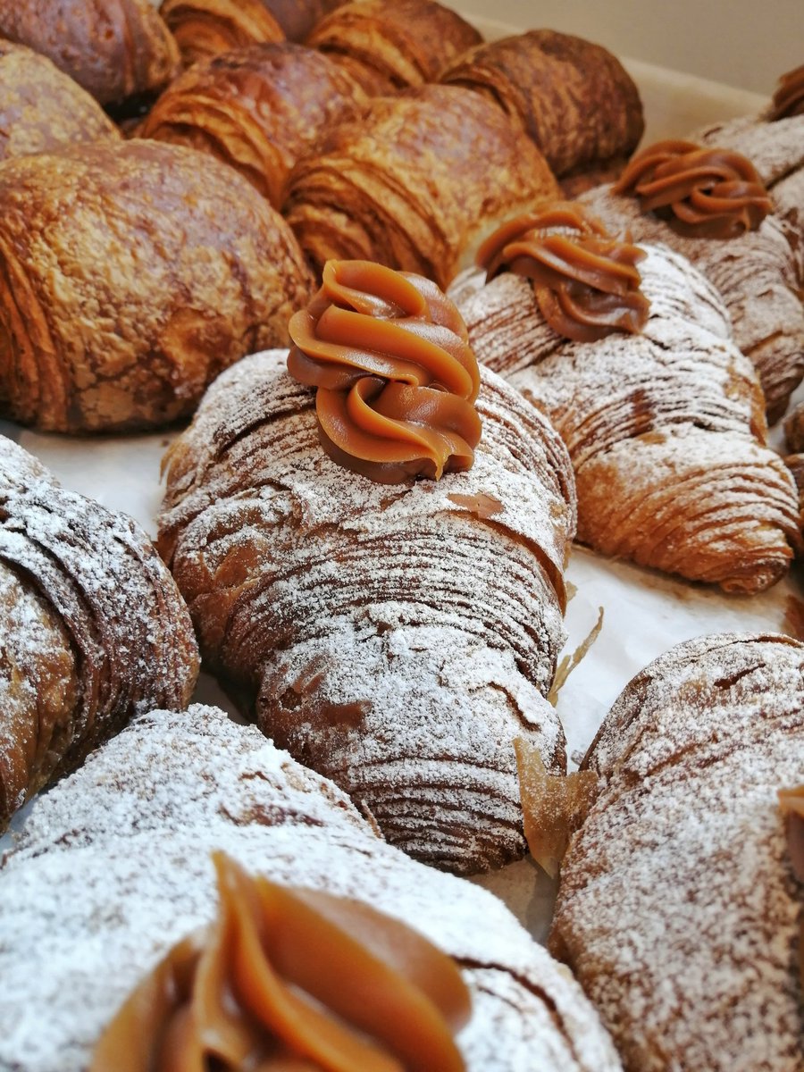 OvejaNegraPy's tweet image. Estamos sin energía eléctrica en Carmelitas @ANDEOficial 😅 (otra vez) 
Pero bueno, a mal tiempo, croissant de dulce de leche ❤️