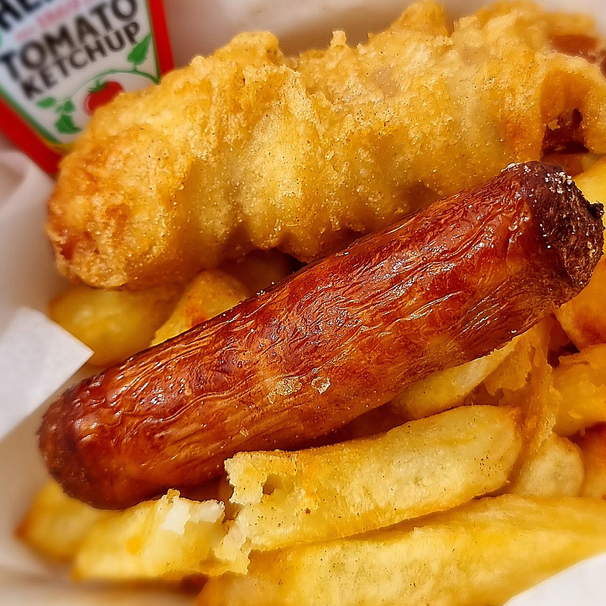How do you like your sausage's? 

Plain or Battered? 🤔

Open every day 11:00am - 11:00pm 

#Peters #fishandchips
#Margate #Chips #sausageandchips #seaside #summer