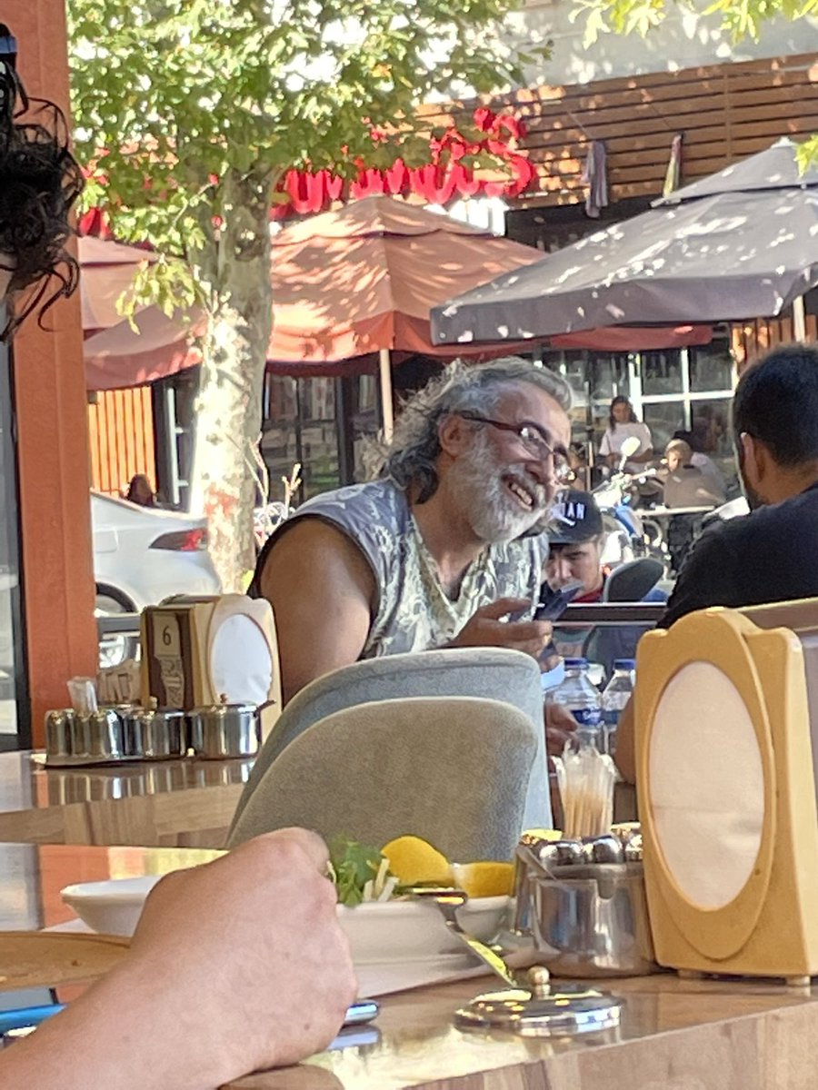 Yemek yerken denk geldiğim bu adam sizce kime benziyor?