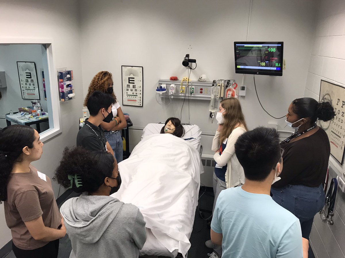 neotech03's tweet photo. @HMS_DICP Project Success students had a fun and engaging respiratory case simulation @HMS_MEDscience Lucy survived! student MDs were good at questioning &amp; testing. https://t.co/rbIG142oEX