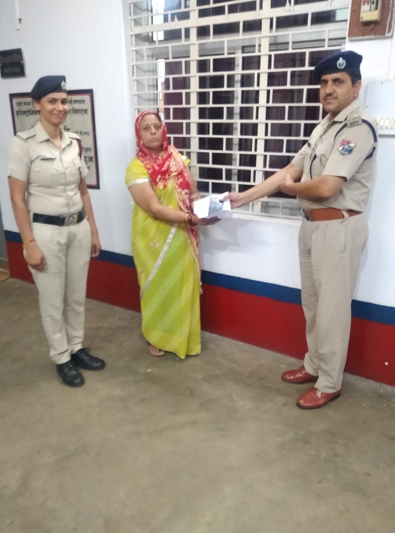 rpfncrjhs's tweet photo. रे.सु.ब. पोस्ट वीरांगना लक्ष्मीबाई झांसी स्टेशन (झांसी मण्डल) द्वारा "ऑपरेशन अमानत" के तहत महिला यात्री का यात्रा के दौरान गिरे एक मोबाइल को उन्हें सुरक्षित सुपुर्द किया गया।
#OperationAmanat
#sewahisankalp
#yasholabhasva
@RPF_INDIA
@rpfncr https://t.co/2DvJgLmdQc