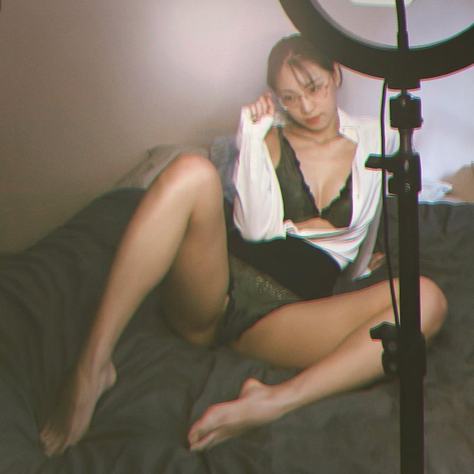 补课老师的凝视.jpg   The stare of your teacher 👩🏻&zwj;🏫 https://t.co/aoeUsDpYVf