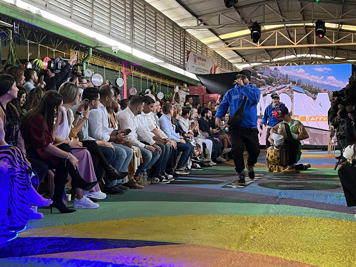 Telemedellin's tweet image. #TMEsModa 🔴 Estamos ((AL AIRE)) con la transmisión especial #ModaAlBarrio llega a la Minorista✂️🥻👖.

¡Conéctate y participa!

➡️ youtu.be/tQzzIF4h3co