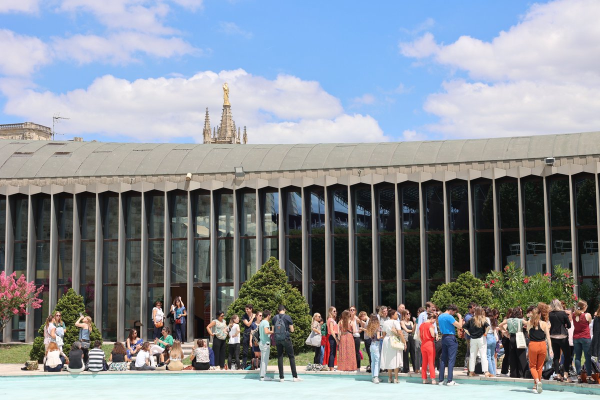 Félicitations aux 431 candidats aux #ConcoursENM 2022 déclarés admissibles (pour 285 postes offerts) : 352 au titre du 1er concours (étudiants), 64 au titre du 2e concours (agents publics) &amp; 15 au titre du 3e concours (secteur privé).👏 bit.ly/3BlWAkA