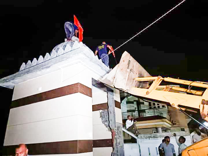 kabir_giri's tweet photo. Hindu Temples are often in target in CRPaatil's Consistency. Early it was in Surat, Now it was in Sarvoday Society, Navsari. SHAME!!!

#CRPaatil_Vandalised_Temple
#Build_Temple_Again

@BJP4India @blsanthosh @ratnakar273 @narendramodi @PMOIndia @AmitShah @byadavbjp @JPNadda https://t.co/X66ENqaugq