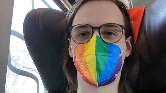 PeterPostmann's tweet image. Dienstleister dürfen einen nicht diskriminieren, weil man Corona hat und eine Maske trägt. Sie dürfen ihren Service aber verweigern, weil man queer ist. (Diskriminierungsschutz gilt nur am Arbeitsplatz, nicht im Alltag oder auf Wohnungssuche)

Problem solved: