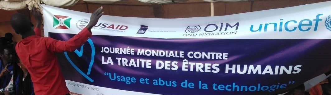 IOMBurundi's tweet photo. Throughout the week, we are reaching the communities most vulnerable to trafficking in Muyinga, Cancuzo & Buja Rural. Awareness is being raised through a tailor-made interactive theatre play, based on testimonies and prevention messages. #EndHumanTrafficking @USAID @NLinBurundi https://t.co/FkSSo8TX82