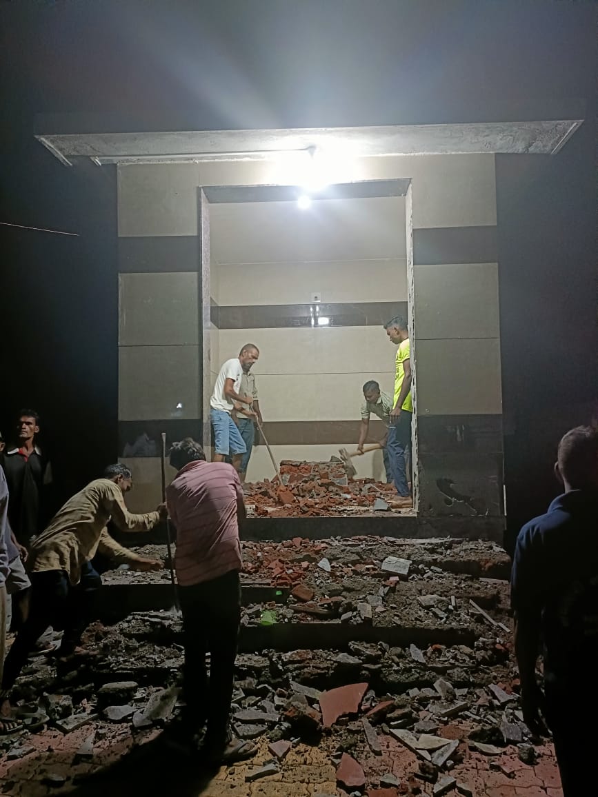 kabir_giri's tweet photo. आज मंदिर टूटा है साहब 
कल आप का अहंकार टूटेगा।

#CRPaatil_Vandalised_Temple
#Build_Temple_Again

@BJP4India @blsanthosh @ratnakar273 @narendramodi @PMOIndia @AmitShah @byadavbjp @JPNadda https://t.co/IIXDrXQo6H