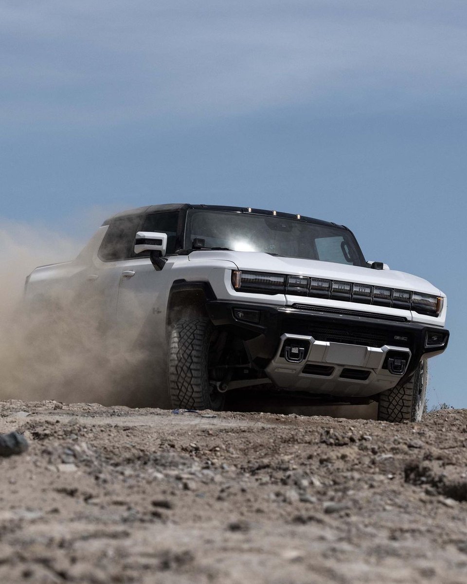 BoosterjetM's tweet photo. @GMC Hummer EV
-- removable roof panels
--adjustable air suspension
-- a cool four-wheel steering feature that allows it to "crab" sideways.

#GMC #Hummer #HummerEV #cars #vehicles #carlovers #carenthusiast #boosterjet #carmagazine #Automotive #Automobile #Truck #WheelsUp https://t.co/8kZ1mct0Gv