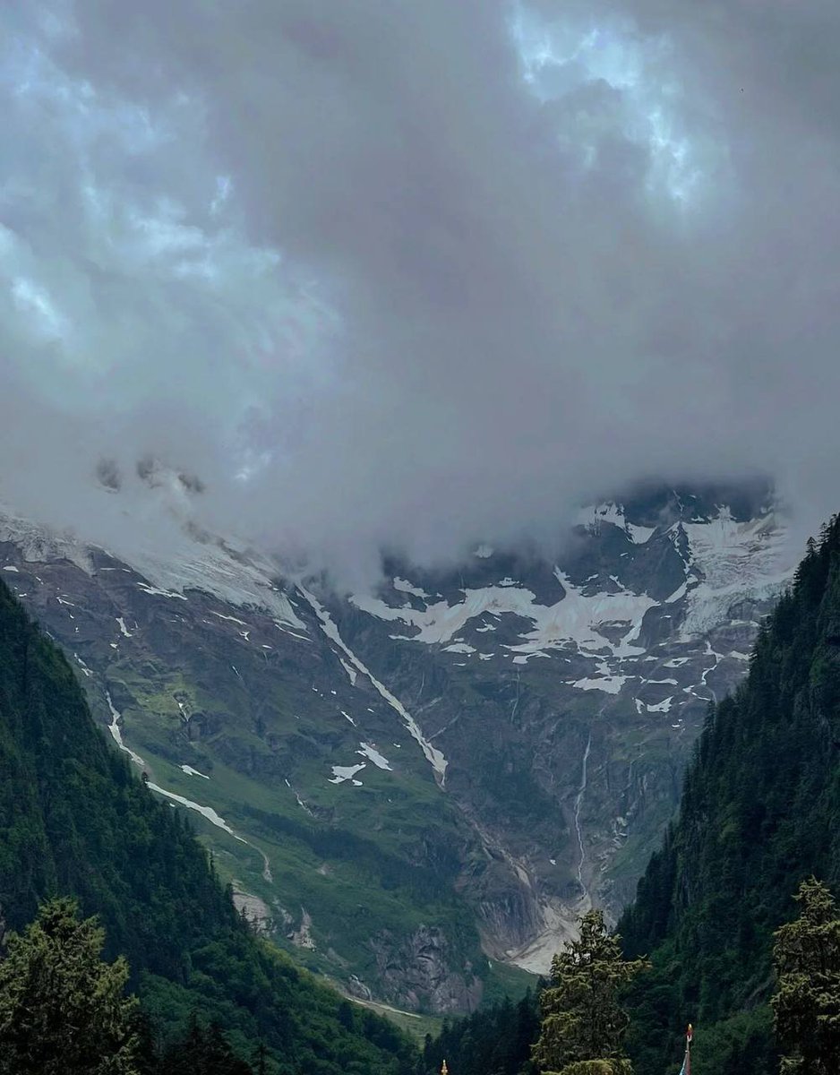 Catalintsq's tweet image. I will travel the world to experience the wonders of nature before I retire