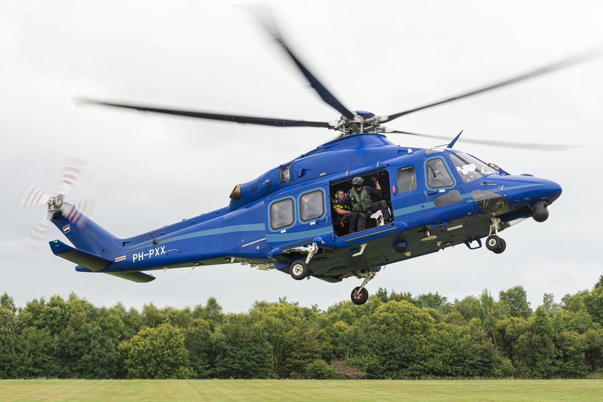 helispotterNL's tweet photo. Gisteren vond er een oefening plaats tussen hondengeleiders van de politie en de politiehelikopter (@DePolitieheli POLICE24 PH-PXX, AW139) op militair oefenterrein De Haar in Assen. Na de oefening voerde de piloot enkele indrukwekkende low passes uit: https://t.co/IyC5lLslKY