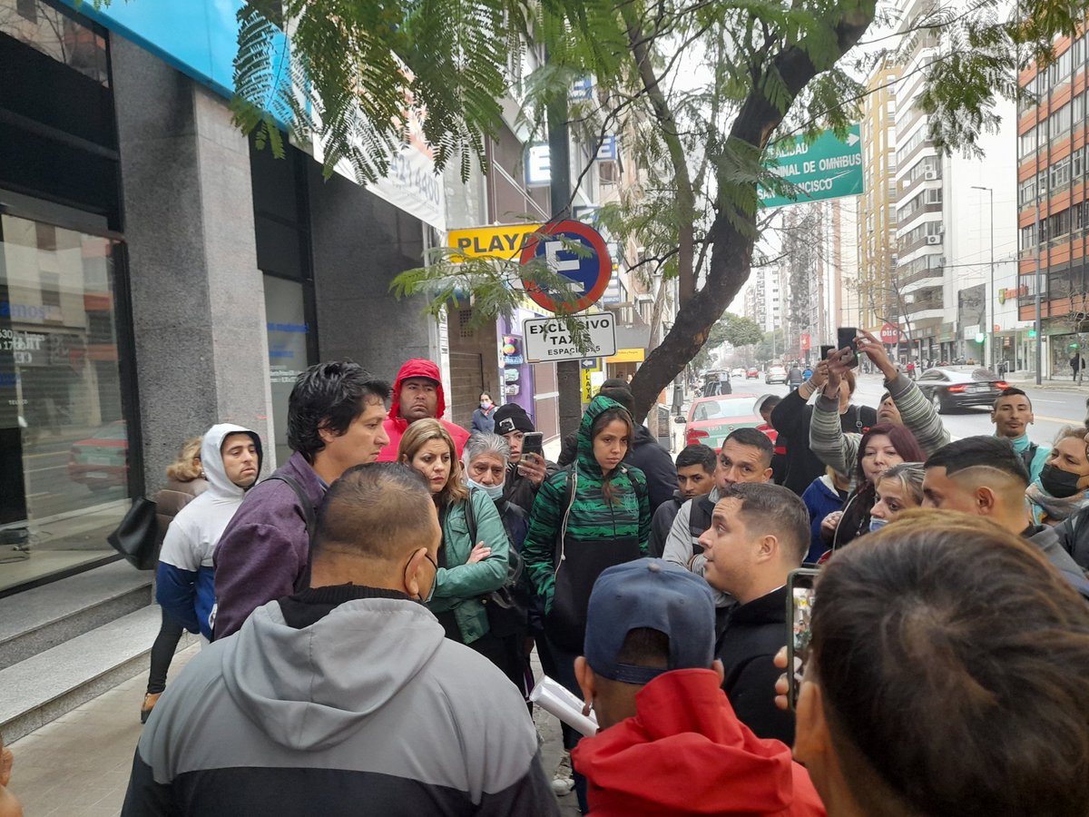 EugeGordillo's tweet photo. #Córdoba Hoy muchos Centros Vecinales nos manifestamos en Av Colon frente de la Dirección de Centros Vecinales de @MuniCba pidiéndole a Adrian Britos mayor transparencia en los procesos electorales y que el PJ deje de dirimir sus internas en las elecciones de los CV https://t.co/Z9Yue1WS5y