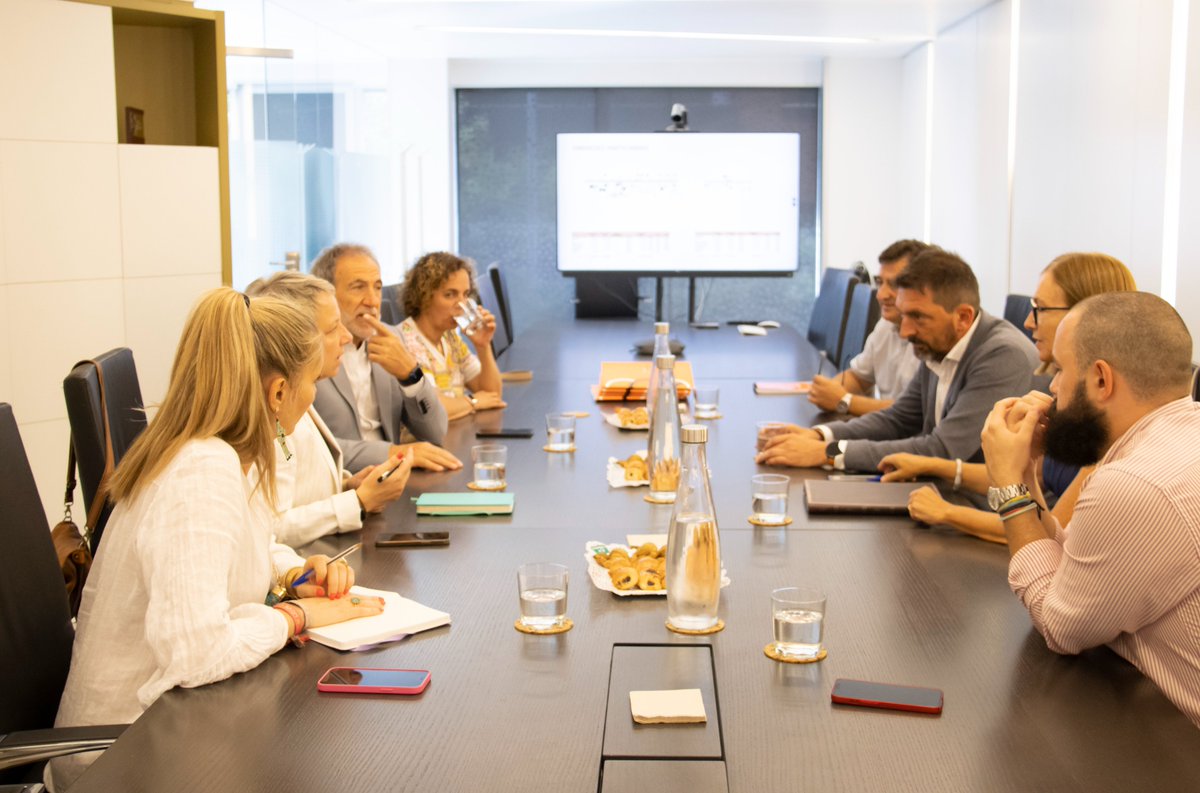 Han rebut la #delegada,  Mercè Piñot, presidenta de Mutuacat, Sergi Macià, director general, i Angel Vilarasau i Carles Pons de Som Prevenció i Reanima.
Volíem  explicar en directe el que fem i com servim el país, tant des de Mutuacat com des de les altres empreses del Grup.
