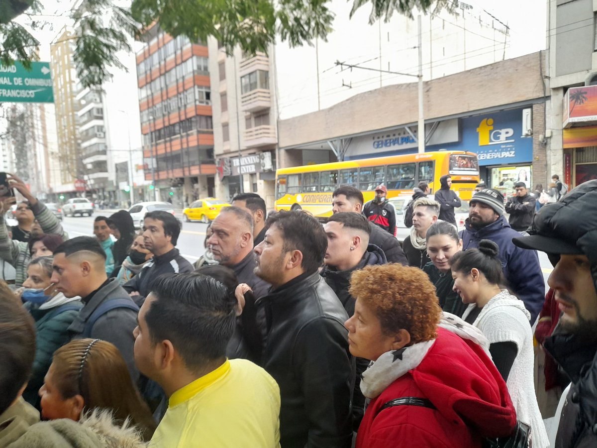 EugeGordillo's tweet photo. #Córdoba Hoy muchos Centros Vecinales nos manifestamos en Av Colon frente de la Dirección de Centros Vecinales de @MuniCba pidiéndole a Adrian Britos mayor transparencia en los procesos electorales y que el PJ deje de dirimir sus internas en las elecciones de los CV https://t.co/Z9Yue1WS5y
