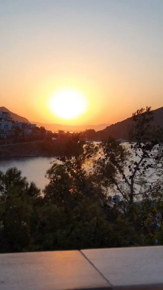 Bodrum Akyarlar'daki akçabük tatil sitesi pandemi ile birlikte en favori mekanımız oldu.
Kalabalıktan uzak, sakin bir tatil için süper.

Bu sabah <a href="/yemekguzel/">gaydiri gubbak cemilem</a> üşenmemiş, balkonumuzdan gün doğumu videosu çekmiş.

24 saati ayrı güzel 

#gezmekguzel #gezmekg… instagr.am/reel/CghKYJ9qs…