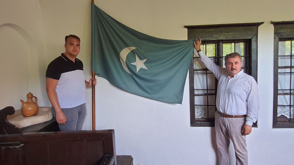 Mustafa_Destici's tweet photo. Bosna’da Alperenler (Blagay) Tekkesi’ni de ziyaret ederek,Horasan Erenlerinden Sarı Saltuk (Muhammed Buhari) ve Atik Efendi’nin kabri-makamını ziyaret ettik. 
İlay-ı Kelimetullah için ömrünü vakfeden tüm Gazi Dervişler’den, Alperenlerden Allah razı olsun. Mekanları cennet olsun. https://t.co/ymF3UimNK3