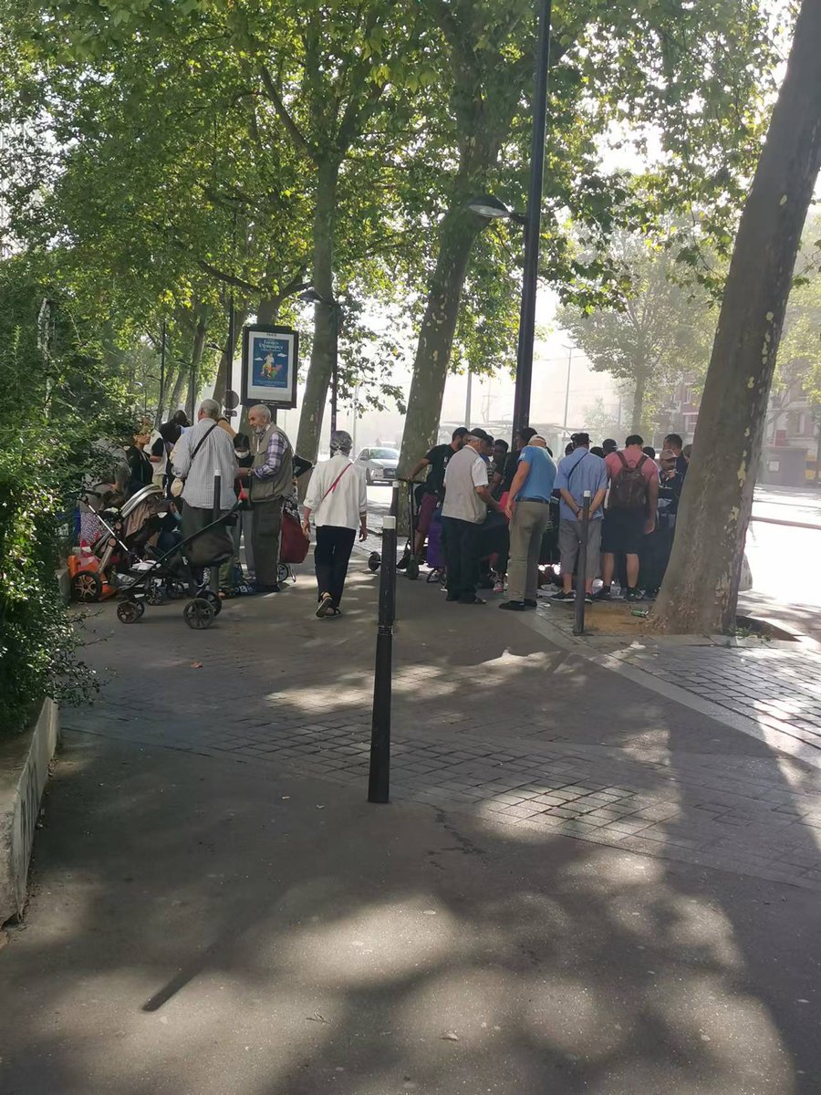 JanineTutor95's tweet photo. Il faut vraiment intervenir plus souvent @prefpolice sur le Bd Masséna car le marché sauvage s'y installe tous les jours et revient dans le quart d'heure après l'intervention des forces de l'ordre. Que faire ? @jerome_coumet @mairiedu13 @Anne_Hidalgo https://t.co/xssO5xNXCC