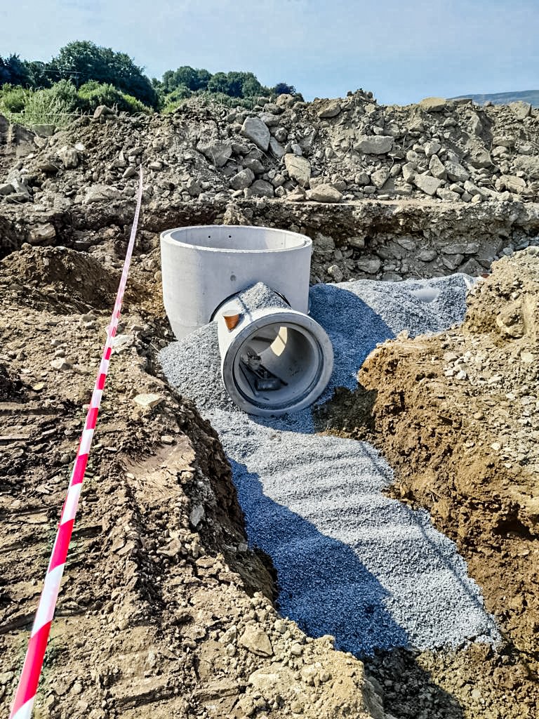 Tracey_Concrete's tweet photo. Perfect Bases, manhole rings & pipes installed on recent project. Great work @BraidwaterHomes 🏗👷♂️👍 #drainage #civils #precast #PerfectBase #groundworks https://t.co/7l5Xtge2H0