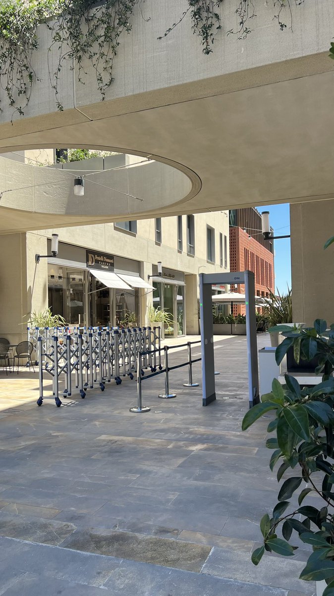 Galataport artık böyle, tam tamına bir deniz kıyısı AVM; her yerinde güvenlik, çanta koy geç arama şeysi... İstanbul'da deniz kenarında yürümek İstanbullu'ya haram!