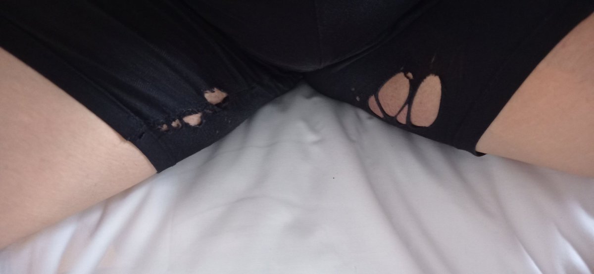 JuNowhere's tweet photo. Coucou @undizfamily j'ai acheté un short chez vous il y a 2 mois, ça ne me semble pas normal qu'il soit déjà usé à ce point sachant que je ne me frotte pas au sol avec... On est sur un défaut de conformité dans le cadre du code de la consommation, non ? https://t.co/SN0Yo9fp9s