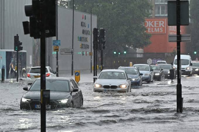 ⚠️ 🚨 | BREAKING : STREETS OF LONDON ARE COMPLETELY FLOODED AND INNOCENTS MIGHT HAVE TO EVACUATE. REPORTS SAYING THAT, THESE ARE TEARS FROM CHELSEA FANS AFTER BARÇA REACHED AN AGREEMENT WITH KOUNDE.🇫🇷 🚨

#PrayForLondon
