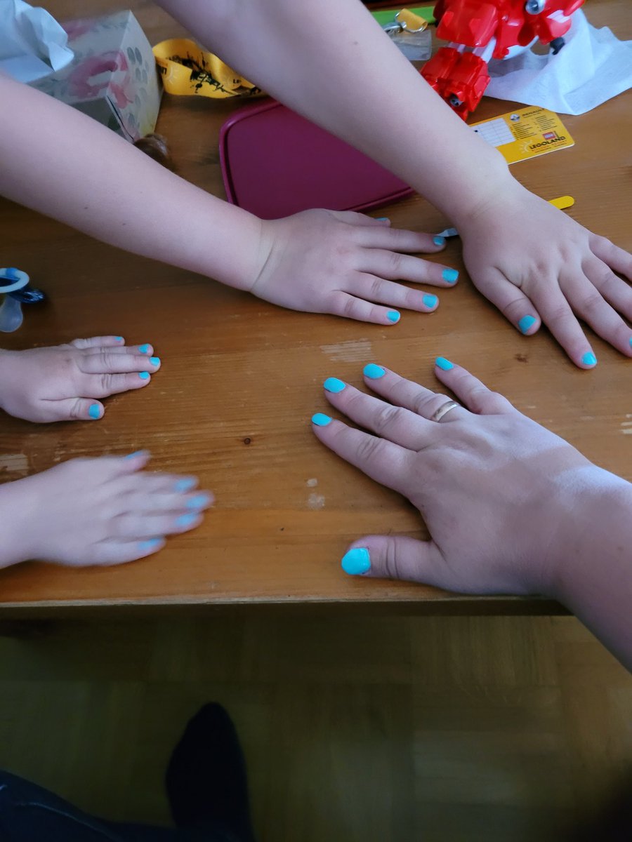 Die Jungs und ich haben die Nägel schön 🤩