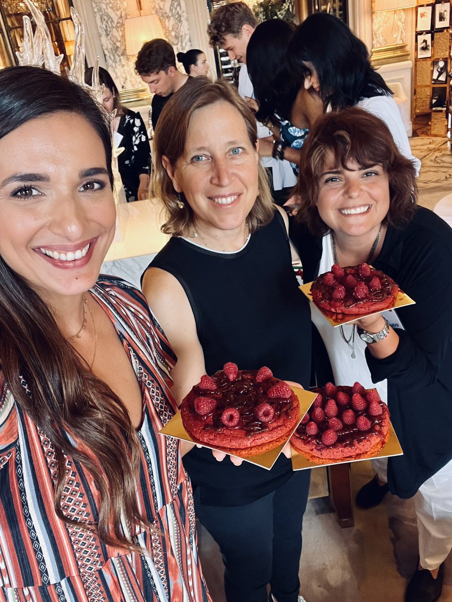 Spent the afternoon with <a href="/SusanWojcicki/">Susan Wojcicki</a> and some other inspiring <a href="/YouTubeCreators/">YouTube Creators</a> from all around the world. Had good conversations about our channels, business and daily content. And we decorated some cookies 😉 🍪

<a href="/refikabirgul/">Refika'nın Mutfağı</a>