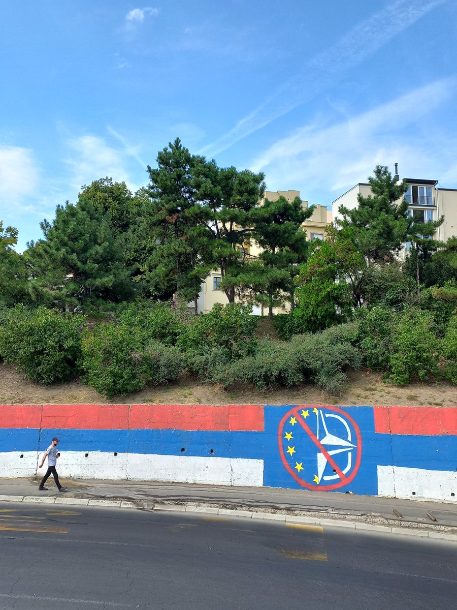 LucasPavlovitch's tweet photo. Les belles surprises d'une promenade à Belgrade. 
La Serbie n'oublie pas !
#stopnato #beograd @NATO https://t.co/jxbqOMN7Ar