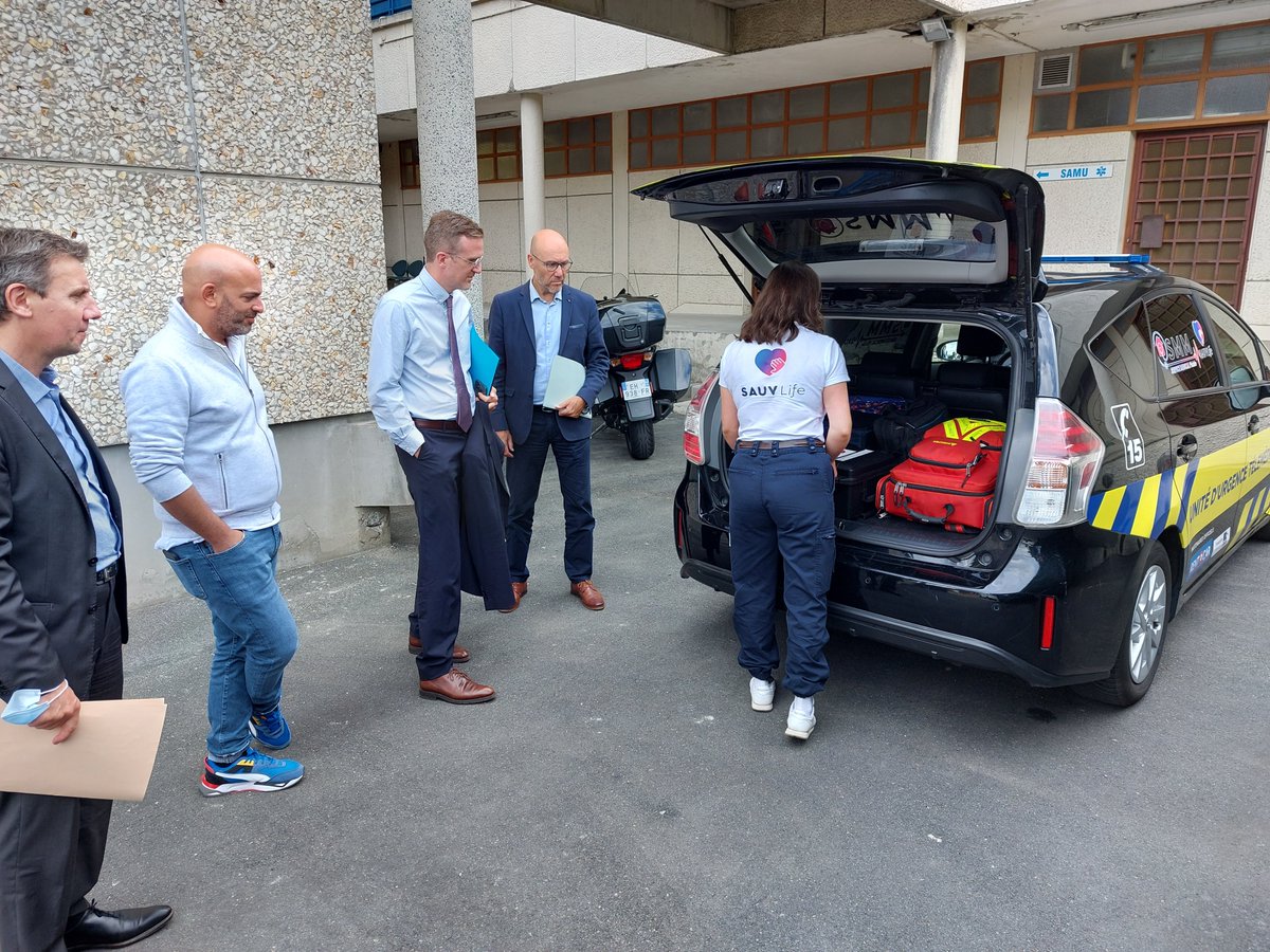 ars_normandie's tweet photo. Parmi elles, le dispositif Sauv'Life
Depuis 18 mois, l'unité mobile, accompagnée d'un infirmier, est envoyée au domicile du patient sur régulation du Centre 15 pour lui proposer une téléconsultation avec un médecin lorsqu’il n’a pas de médecin et évitant un déplacement urgences https://t.co/X42i4A7Cf3