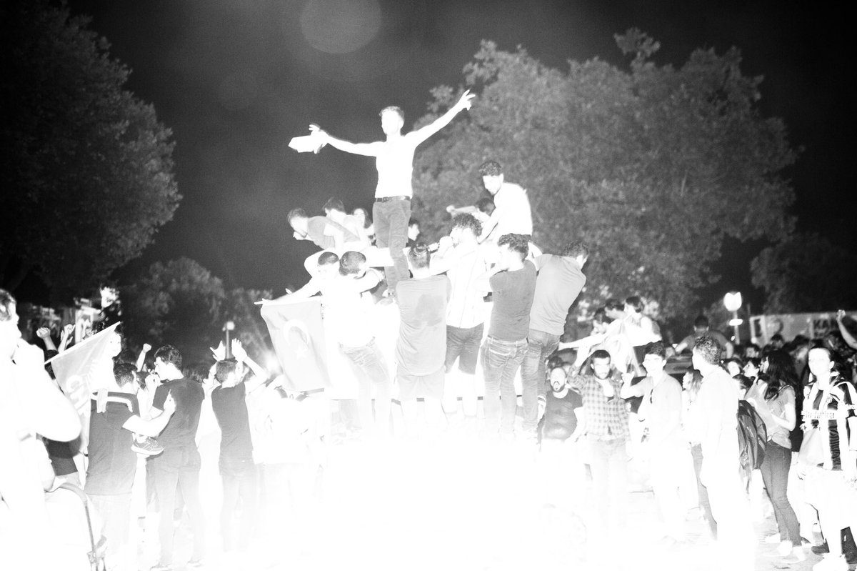 Eski fotoğraflara bakarken pek paylaşmadığım seçim günü kutlaması fotoğrafları karşıma çıktı.  

Kadıköy 23 Haziran 2019
