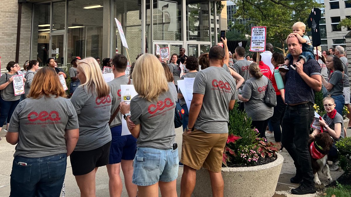 ColumbusEA's tweet image. CEA members rallied this morning outside the CCS board office. Tell the Board not to walk away from our students and continue bargaining for the safe, properly maintained, fully resourced schools #ColumbusStudentsDeserve! Sign bit.ly/ColsPetition and join us again from 5-7pm!