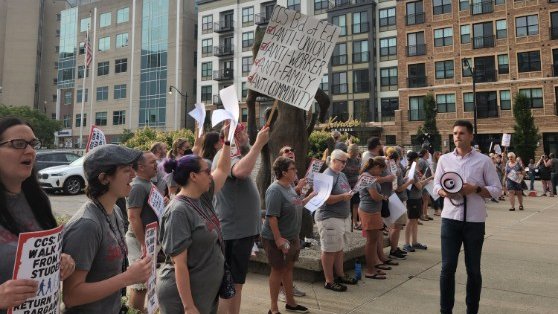 ColumbusEA's tweet image. CEA members rallied this morning outside the CCS board office. Tell the Board not to walk away from our students and continue bargaining for the safe, properly maintained, fully resourced schools #ColumbusStudentsDeserve! Sign bit.ly/ColsPetition and join us again from 5-7pm!