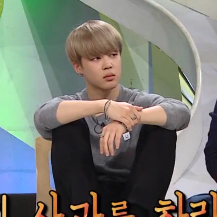 hoscass's tweet photo. Jimin bravo                   Jimin bravo  
com outras                   com o BTS 
pessoas https://t.co/4iSE8Y4zxK