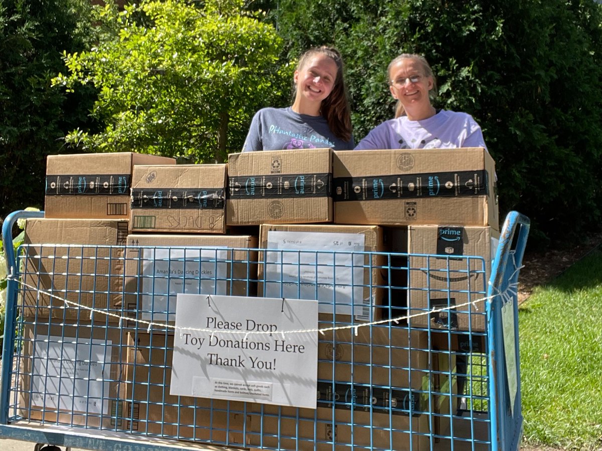 MottChildren's tweet photo. 🦆 💛 Amanda was a longtime Little Victor who passed away last year and loved ducks. To honor Amanda’s memory and her giving heart, on what would have been her 22nd birthday, her family and friends donated more than 200 of “Amanda’s Dancing Duckies” to Mott. We’re so grateful. https://t.co/sceTHhmSvh