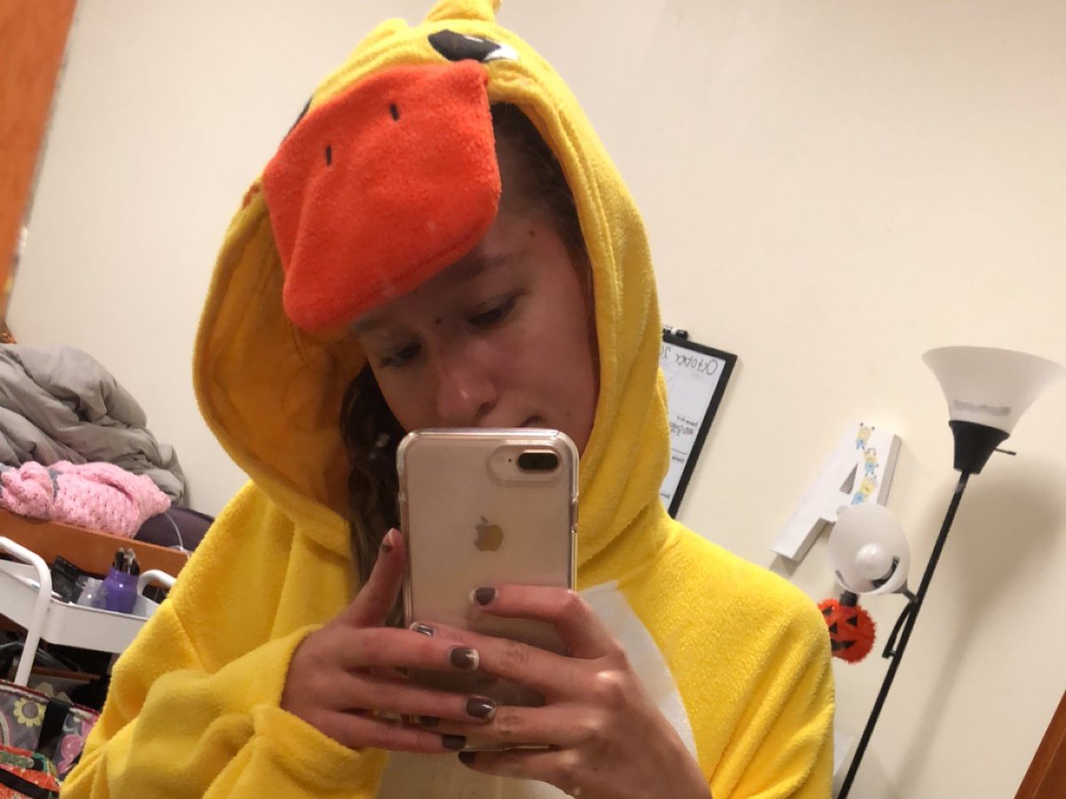 MottChildren's tweet photo. 🦆 💛 Amanda was a longtime Little Victor who passed away last year and loved ducks. To honor Amanda’s memory and her giving heart, on what would have been her 22nd birthday, her family and friends donated more than 200 of “Amanda’s Dancing Duckies” to Mott. We’re so grateful. https://t.co/sceTHhmSvh