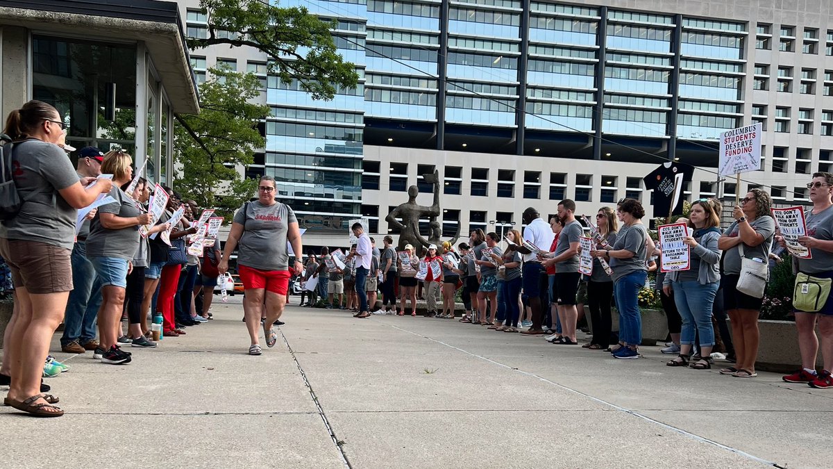 ColumbusEA's tweet image. CEA members rallied this morning outside the CCS board office. Tell the Board not to walk away from our students and continue bargaining for the safe, properly maintained, fully resourced schools #ColumbusStudentsDeserve! Sign bit.ly/ColsPetition and join us again from 5-7pm!