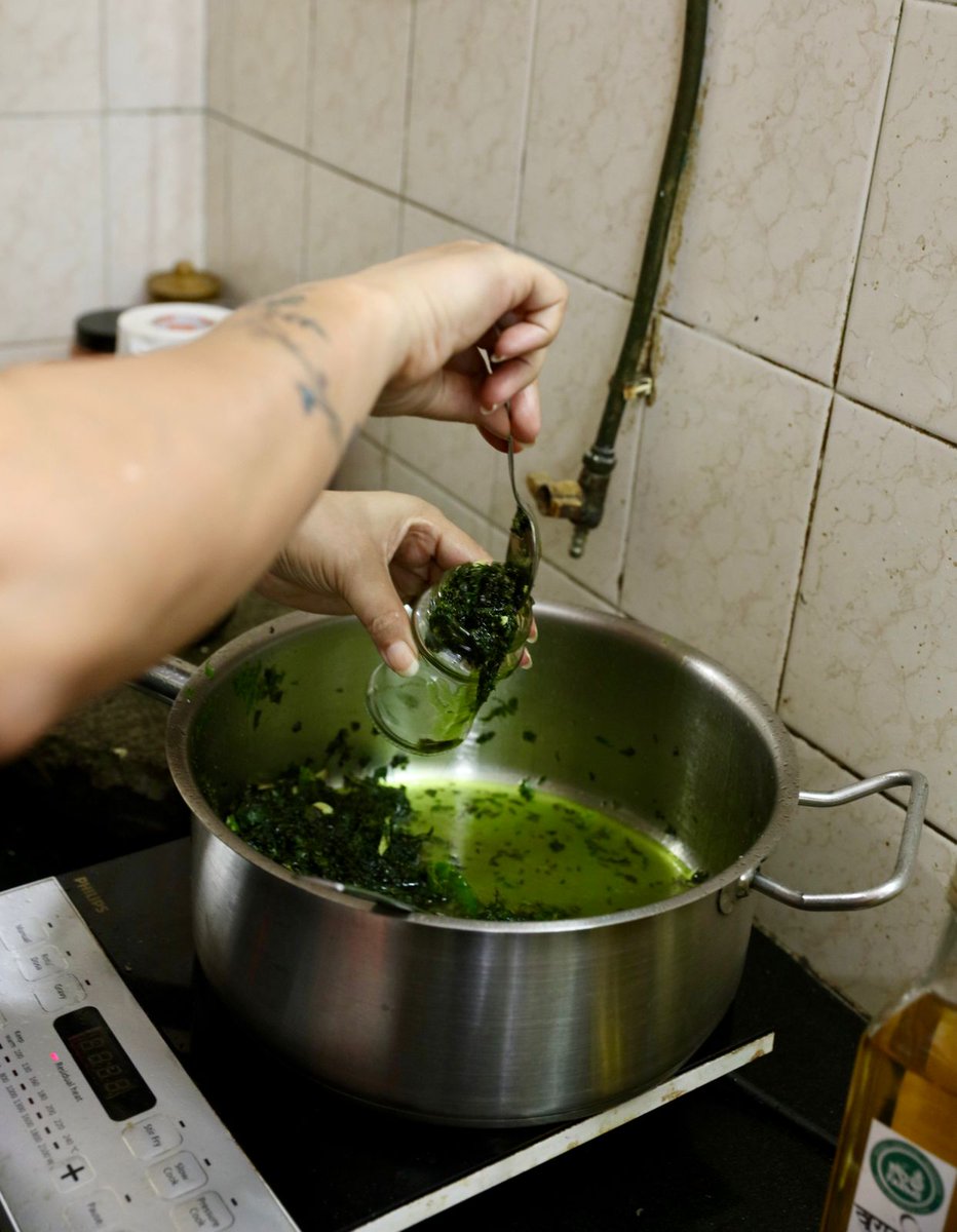 TheLocavoreIn's tweet photo. Rushina Munshaw-Ghidiyal  (@RushinaMG ) turned the leafy vegetable into an akargoda pickle, inspired by @forestpost_in 's Fern Pickle. https://t.co/eTjG9g28aR