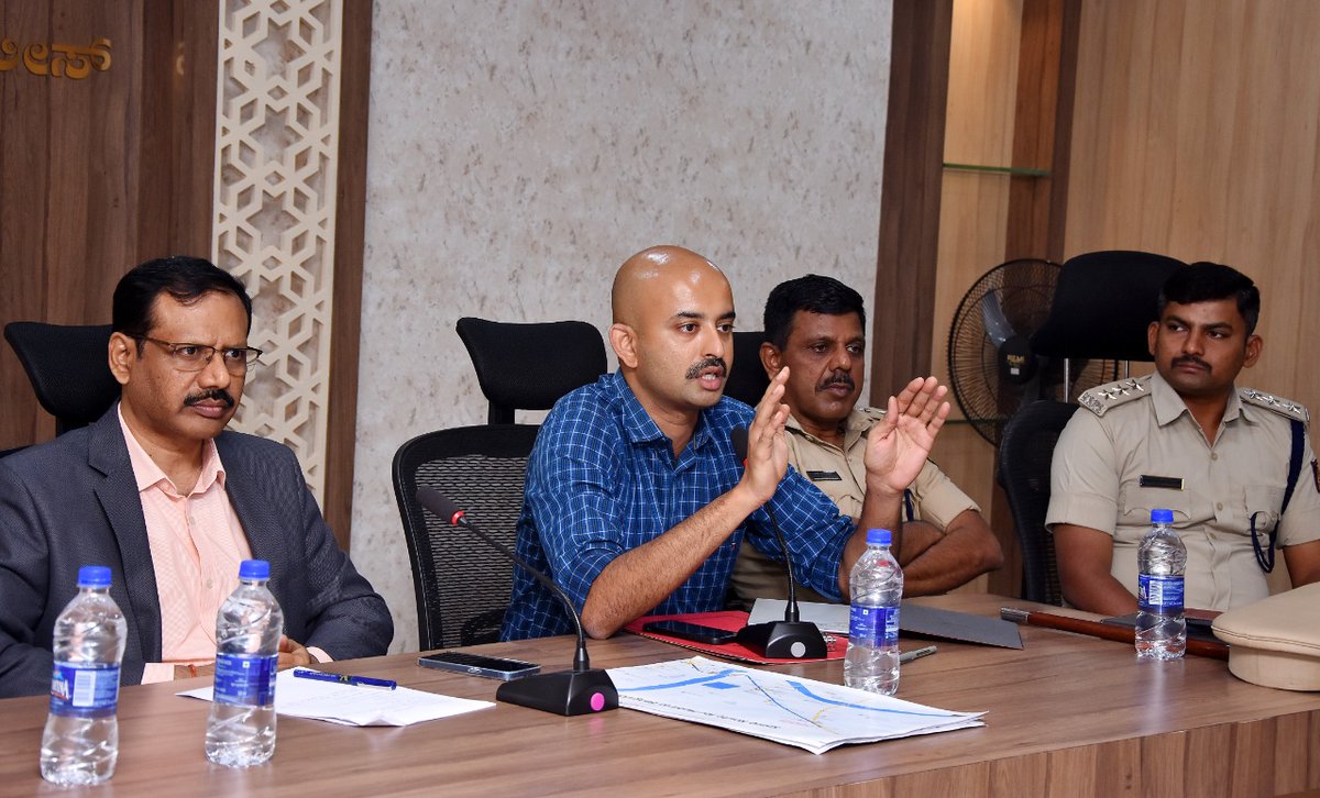 SpDavanagere's tweet image. ದಿನಾಂಕ:-03-08-2022 ರಂದು ದಾವಣಗೆರೆ ನಗರದ ಹೊರ ವಲಯದಲ್ಲಿ  ಶ್ರೀ ಸಿದ್ದರಾಮಯ್ಯ -75 ಅಮೃತ ಮಹೋತ್ಸವ ಕಾರ್ಯಕ್ರಮವನ್ನ ಹಮ್ಮಿಕೊಂಡಿದ್ದು, ಈ ಹಿನ್ನೆಲೆಯಲ್ಲಿ  ವಿವಿಧ ಇಲಾಖೆಗಳ ಜಿಲ್ಲಾ ಮಟ್ಟದ ಅಧಿಕಾರಿಗಳು ಮತ್ತು ಮೇಲ್ಕಂಡ ಕಾರ್ಯಕ್ರಮದ ಆಯೋಜಕರರೊಂದಿಗೆ ಸಮನ್ವಯ ಸಭೆಯನ್ನು  1/2 @alokkumar6994 @igperdvg @RyshyanthIPS