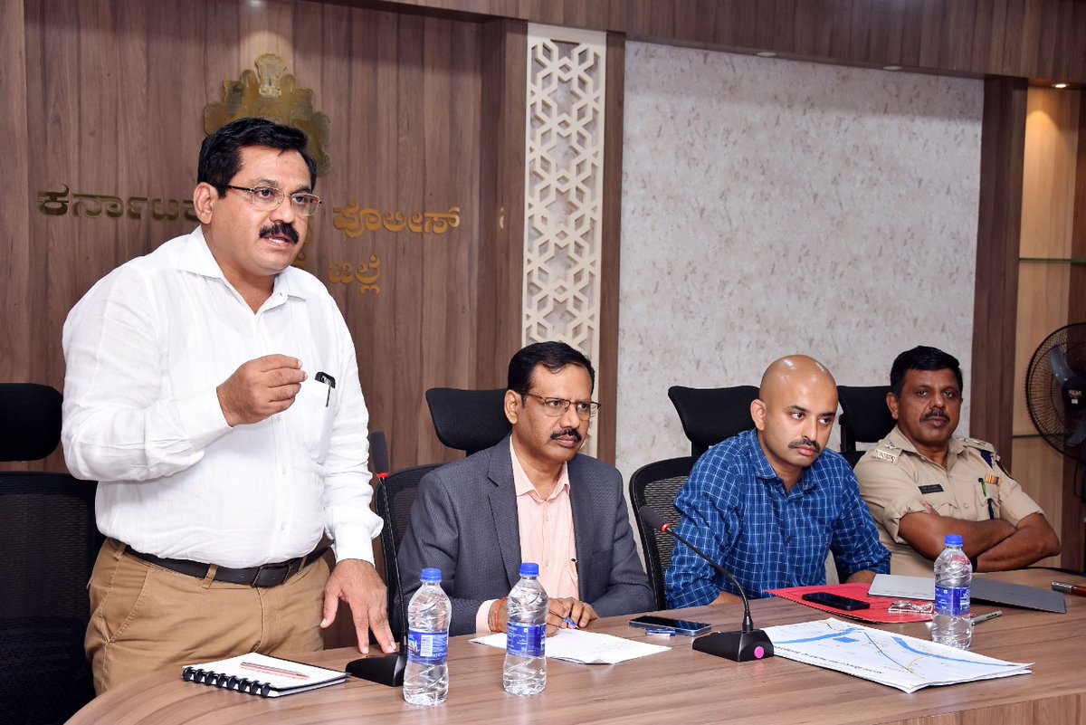 SpDavanagere's tweet image. ದಿನಾಂಕ:-03-08-2022 ರಂದು ದಾವಣಗೆರೆ ನಗರದ ಹೊರ ವಲಯದಲ್ಲಿ  ಶ್ರೀ ಸಿದ್ದರಾಮಯ್ಯ -75 ಅಮೃತ ಮಹೋತ್ಸವ ಕಾರ್ಯಕ್ರಮವನ್ನ ಹಮ್ಮಿಕೊಂಡಿದ್ದು, ಈ ಹಿನ್ನೆಲೆಯಲ್ಲಿ  ವಿವಿಧ ಇಲಾಖೆಗಳ ಜಿಲ್ಲಾ ಮಟ್ಟದ ಅಧಿಕಾರಿಗಳು ಮತ್ತು ಮೇಲ್ಕಂಡ ಕಾರ್ಯಕ್ರಮದ ಆಯೋಜಕರರೊಂದಿಗೆ ಸಮನ್ವಯ ಸಭೆಯನ್ನು  1/2 @alokkumar6994 @igperdvg @RyshyanthIPS