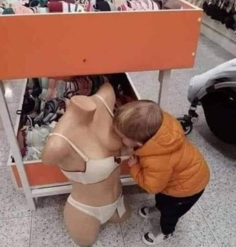 Achtung: Wenn jemand sein Kind in einer orangen Jacke vermisst, sollte in die Unterwäscheabteilung kommen, das Kind hat Hunger.